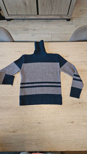 Pull à col roulé gris à ligne bleu, très stretch, convient pour du S/M