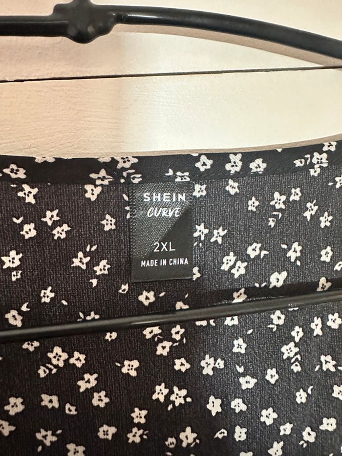 Robe Shein noir avec fleur blanche - photo numéro 3