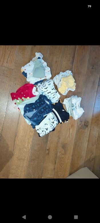 Lot vêtements 1 mois et 3 mois
