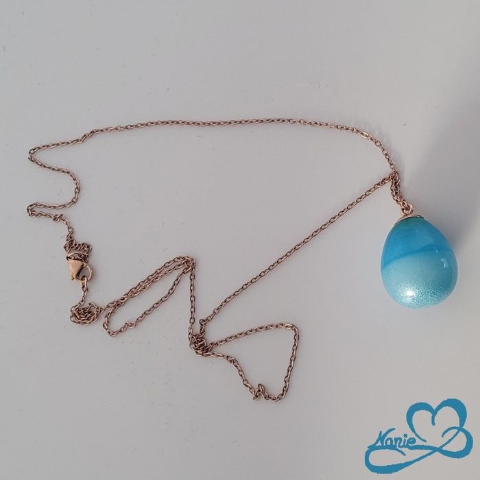 Sautoir rosé doré avec un boulet bleu turquoise en résine