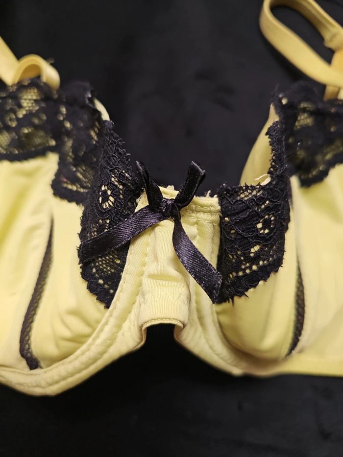 Soutien gorge jaune - photo numéro 2