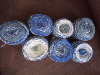 Lot de 7 Pelotes Fantaisies Tons Bleus et Blancs (560g)