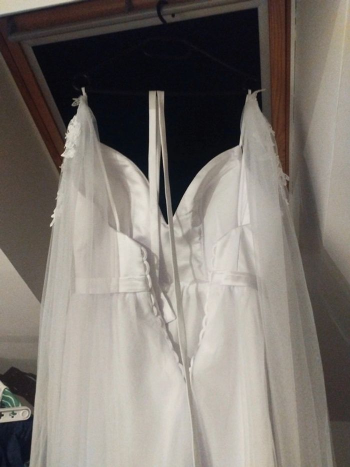 Jolie robe de mariée blanche à bretelles et traîne neuve taille 38-40 - photo numéro 5