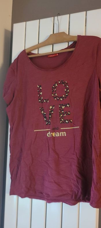 T-shirt bordeaux avec écriture