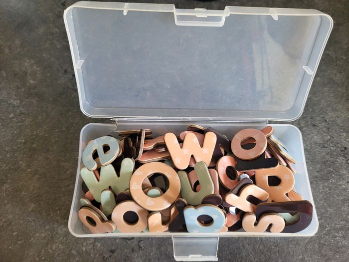 Coffret avec lettres aimantées