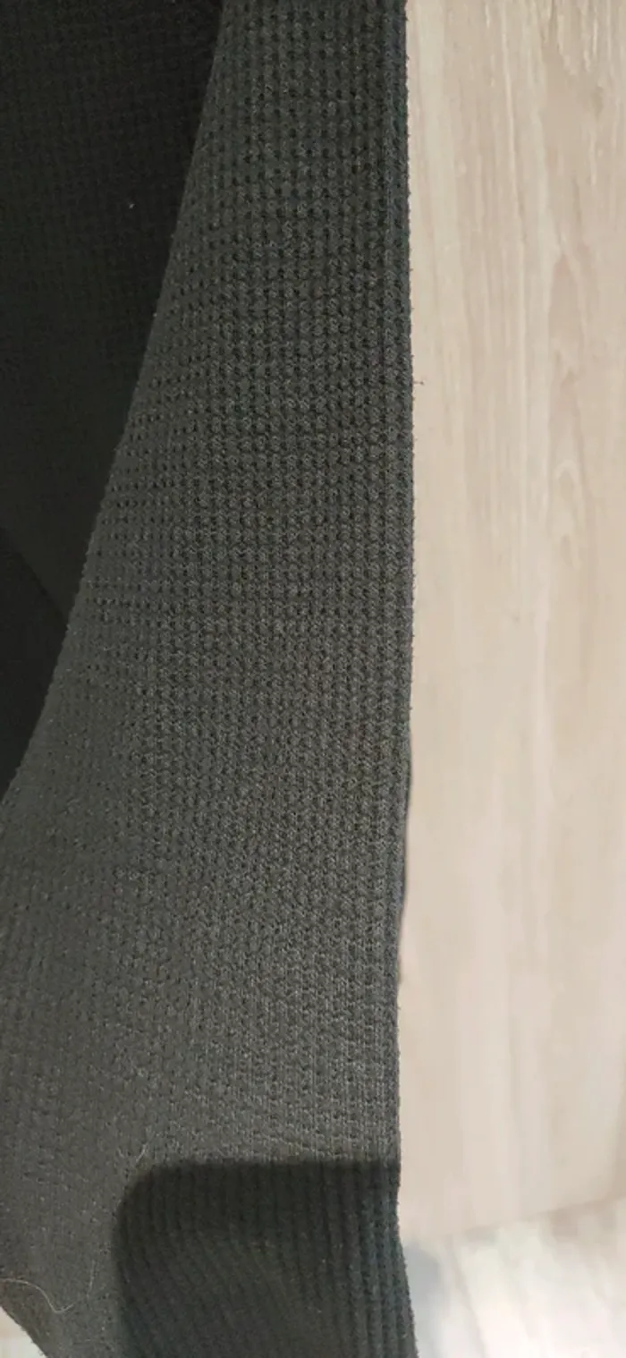 Pull noir, excellent état - photo numéro 2