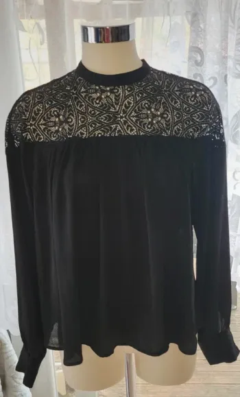 Haut noir en dentelle avec manches longues – Élégance intemporelle   38/40