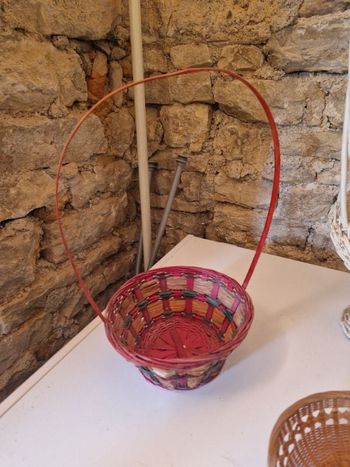 Panier en osier rouge