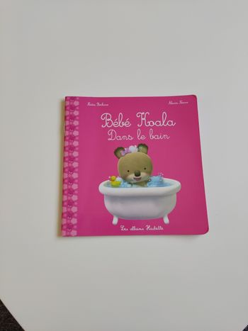 Bébé koala dans le bain 