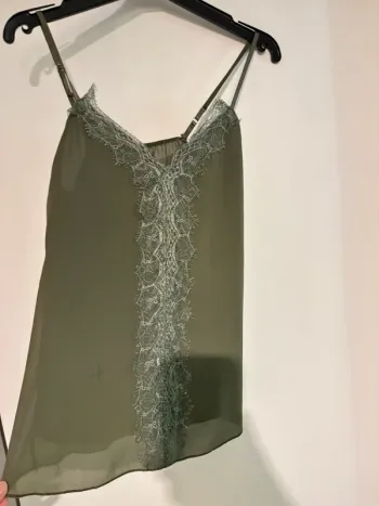 Top kaki à dentelle – Taille S-36 très bon état
