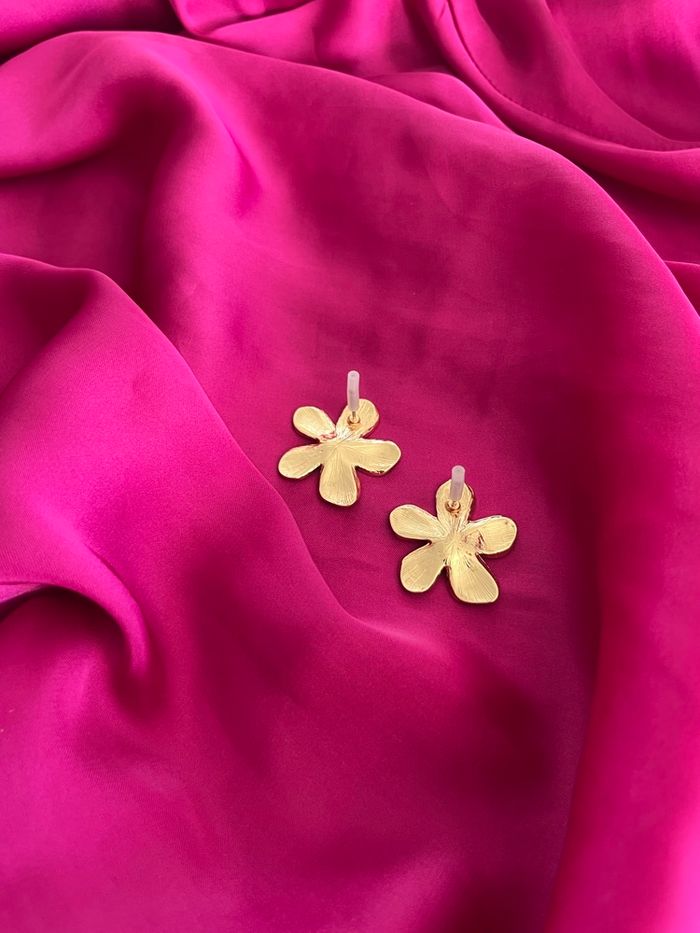 Boucles d’oreilles fleurs tendances - photo numéro 2