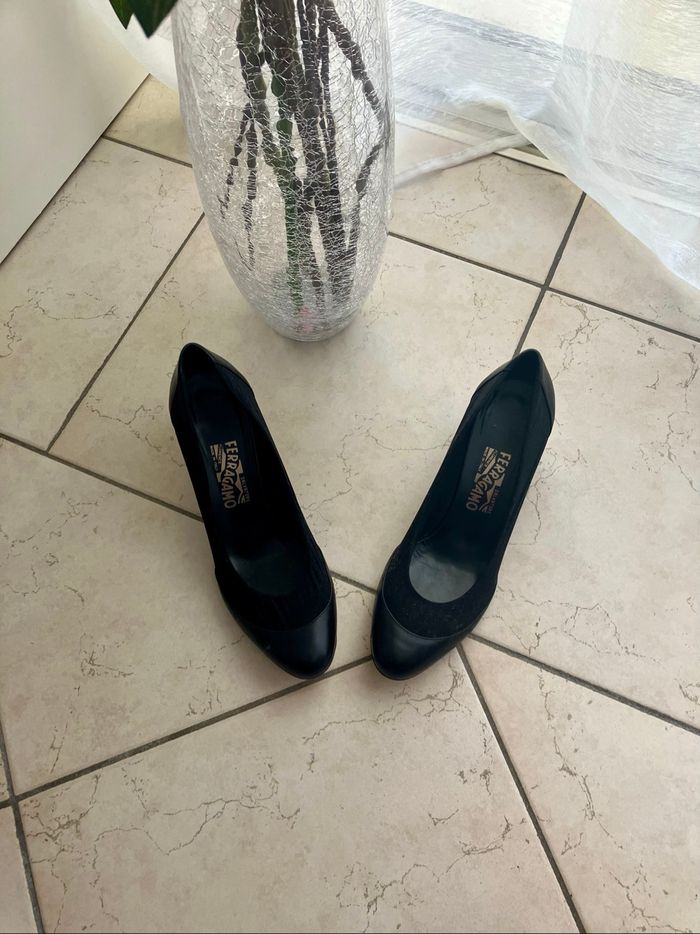 Escarpins à talons noirs Salvatore Ferragamo