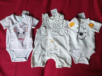 lot 2 bodys + 1 combishort 1 mois neuf