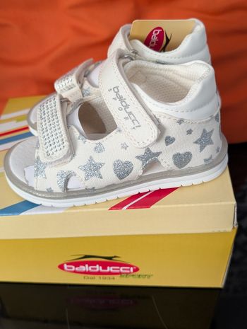 Sandales fille. Taille 23. Neuf. Semelle intérieure en cuir. Balducci 