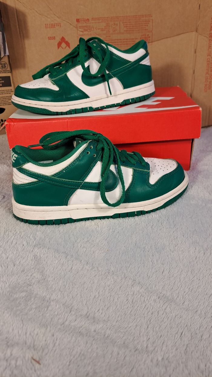 Chaussure Nike dunk low rétro pointure 36.5 vert et blanc