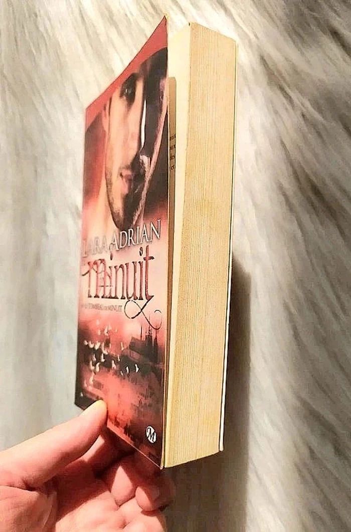 Lara Adrian - Minuit tome 4 - Le tombeau de minu - photo numéro 3