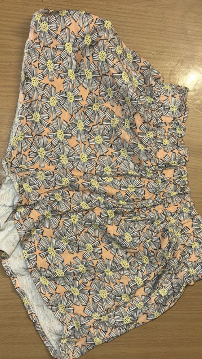 Short fille taille 12 ans en très bon état - photo numéro 2