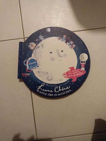 Livre sur les premiers pas sur la lune (alunissage)