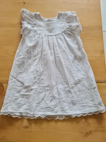 Robe blanche avec dentelle 24 mois