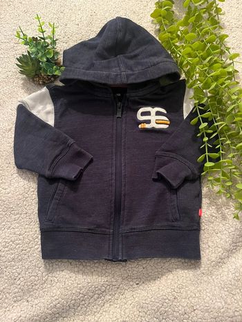 Très belle veste à capuche petit garçon