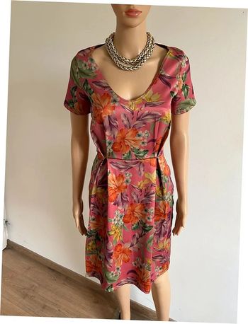 Robe imprimée fleurie à manches courtes Beewise taille US 8 jamais portée