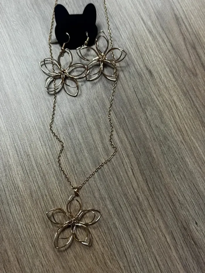 Parure de bijoux doré, boucles d’oreilles et collier - photo numéro 3