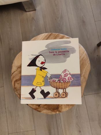 🙂 livre dans la poussette de Lisette🙂