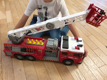 Gros camion de pompier filoguidé