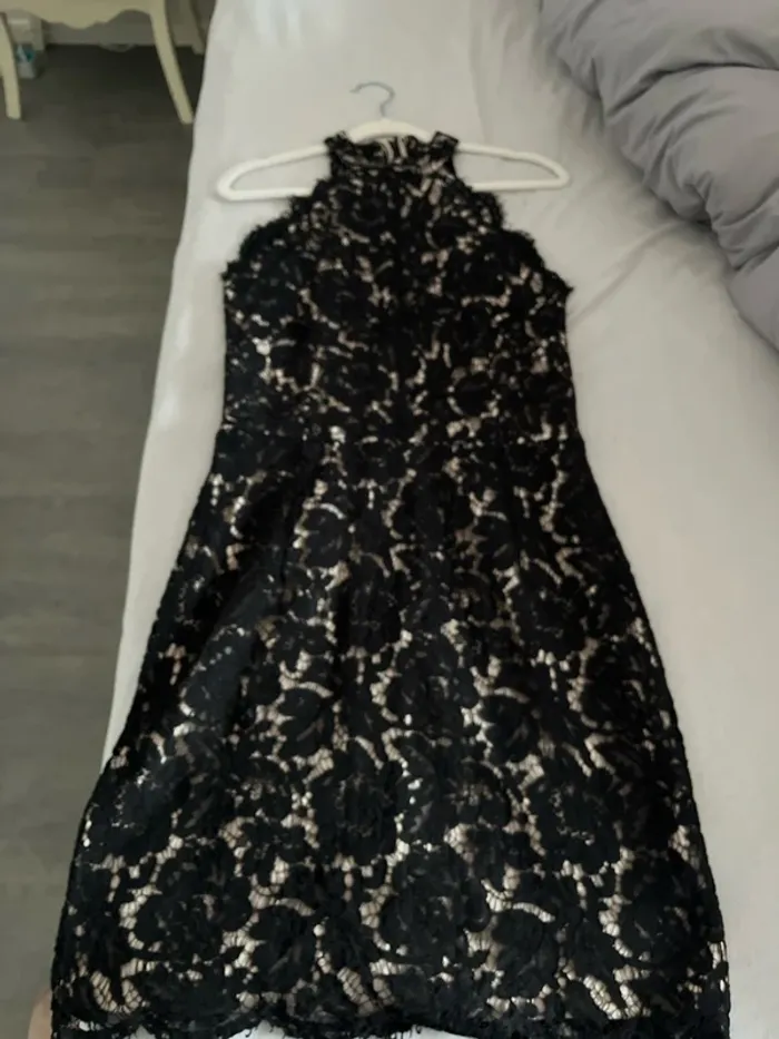 Robe chic noir fond beige - photo numéro 4