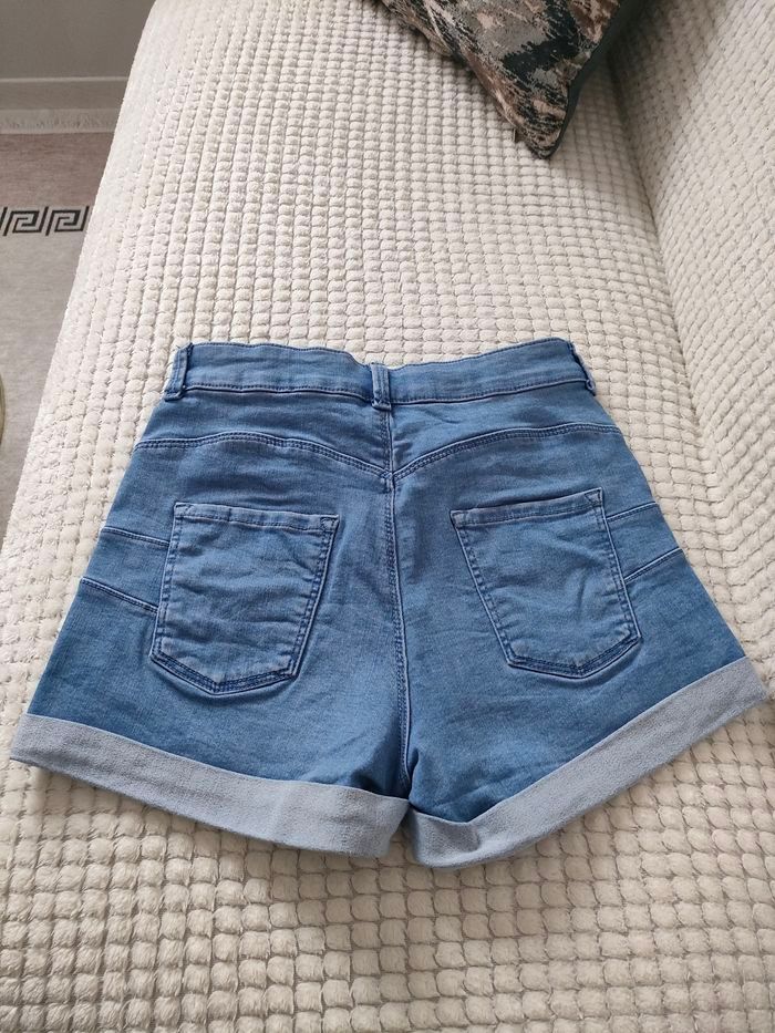 Short en jeans T S en très bon état - photo numéro 2