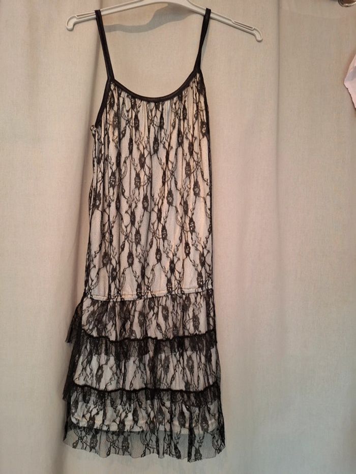 Magnifique robe courte avec voilage