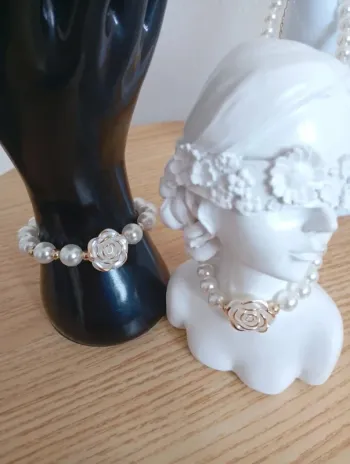 Ensemble bijoux collier en perles blanches fleur et bracelet en perles
