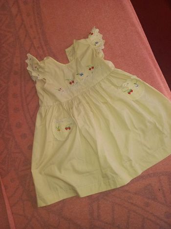 Robe jaune dentelles neuve a fleurs 36 mois