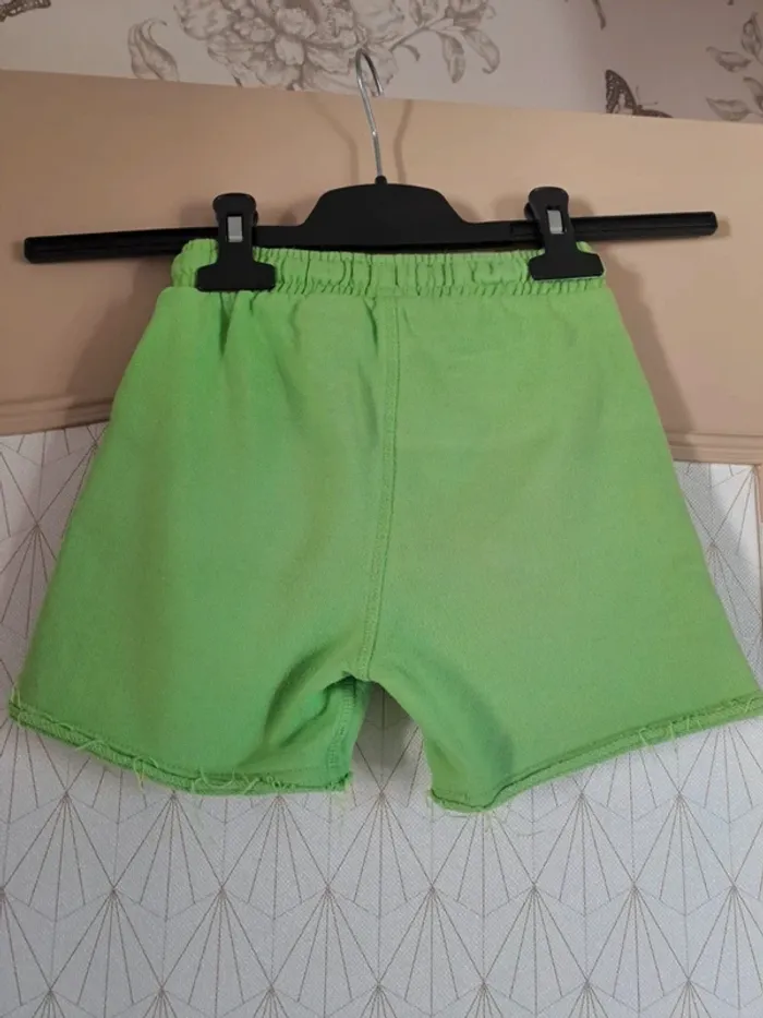 Short vert kiabi 5 ans tbe 1 micro tache qu'on ne voit pas - photo numéro 4