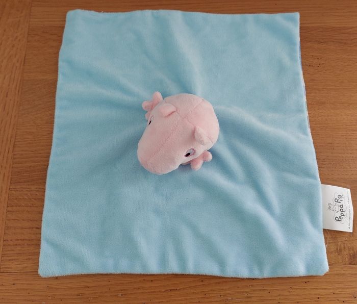 Doudou plat carré cochon bleu Peppa Pig - photo numéro 2