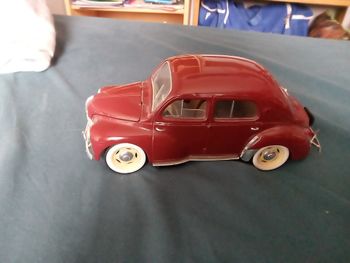Renault 4CV a l'échelle 1/17