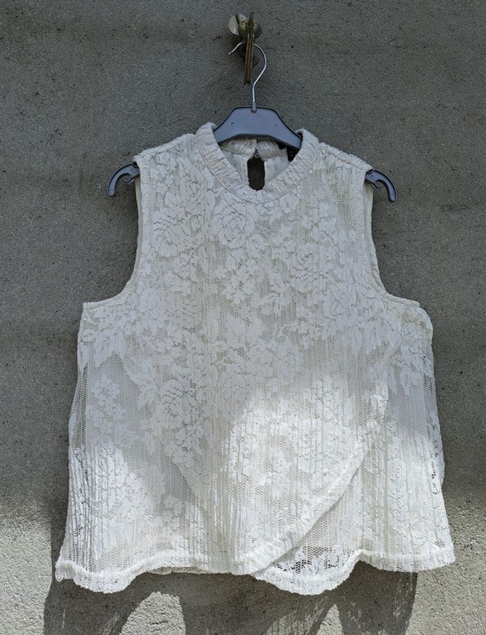 Haut blanc en dentelle