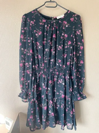 Robe rose et noire fleurie