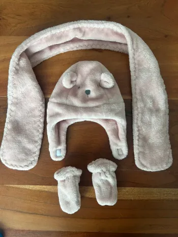 Ensemble bonnet écharpe et moufle