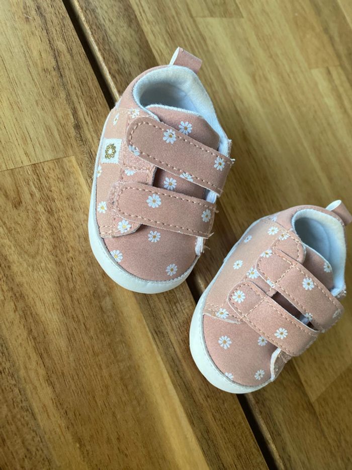 Baskets rose fleurs 0/3 mois