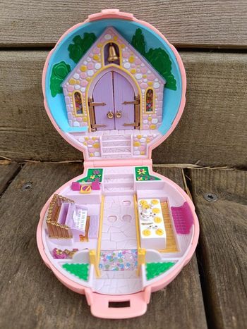 Polly Pocket Vintage de 1989

Modèle : Nancy ' Wedding Day ( le mariage ) 
Marque : Bluebird