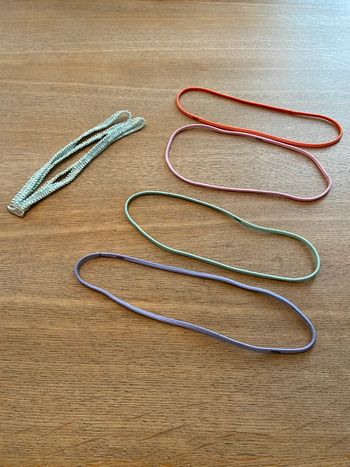 Lot de cinq élastiques serres tête coloris assortis