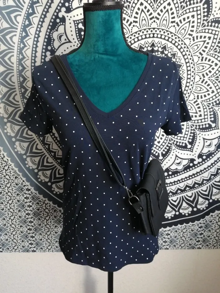 Tee-shirt bleu marine basique col v à pois blancs / C&A / (M)