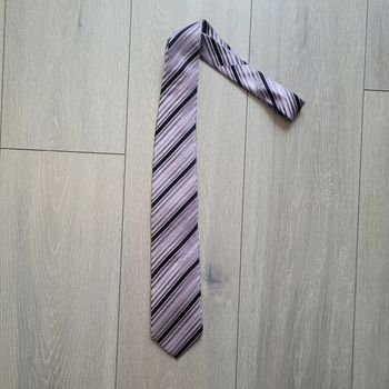 Très jolie cravate  violet et noir, en soie. Marque Celio club