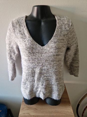 Petit pull ouvert dans le dos