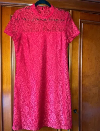 Robe rouge en dentelle