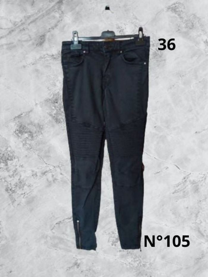 N°105 Jean noir T36. H&M. Taille haute, coupe slim.