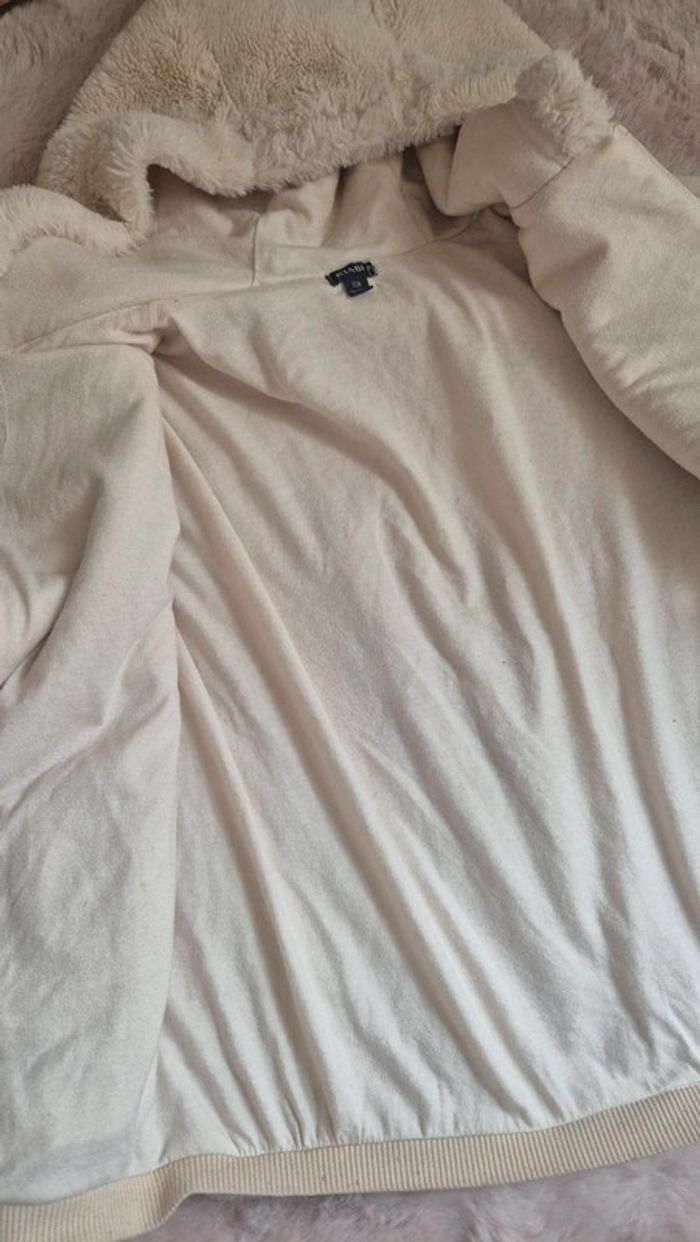 Veste courte à capuche en fausse fourrure crème Kiabi 💫 12 ans - photo numéro 6