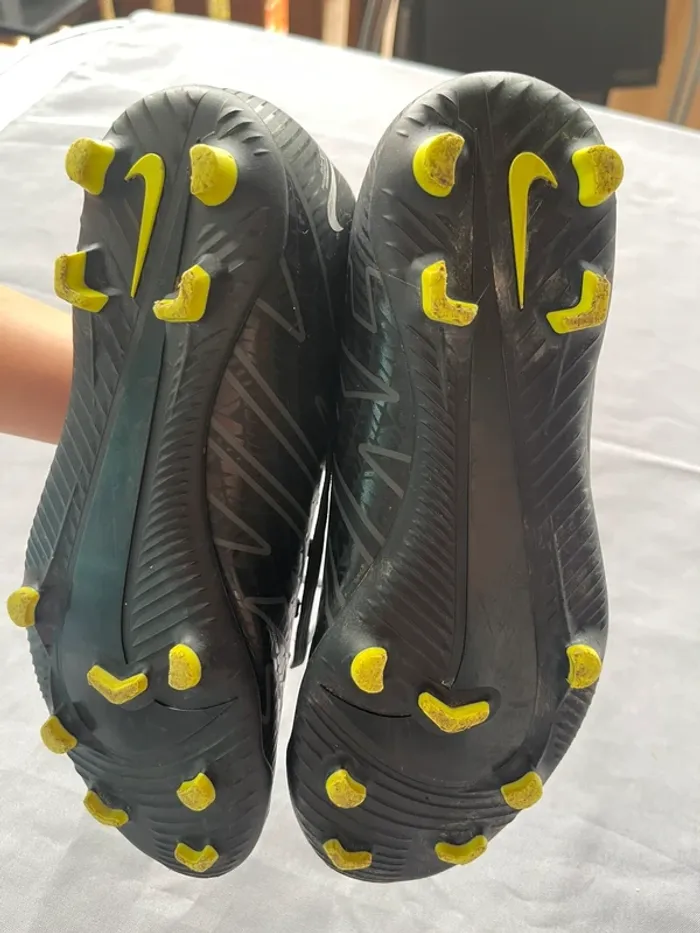Chaussures de foot Nike 38,5 - photo numéro 2