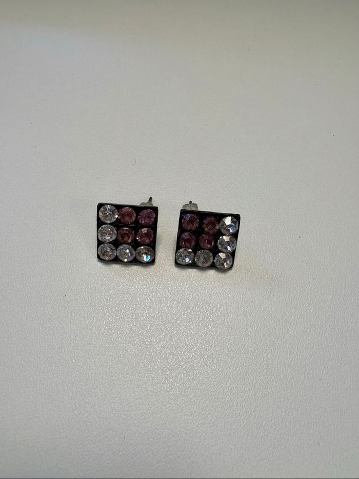 Boucles d’oreilles carrées argentées et violettes avec strass